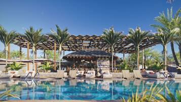 Piscine extérieure, parasols de plage, chaises longues