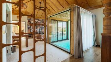 Vila com design assinado, varanda, vista para o oceano | Parte interna