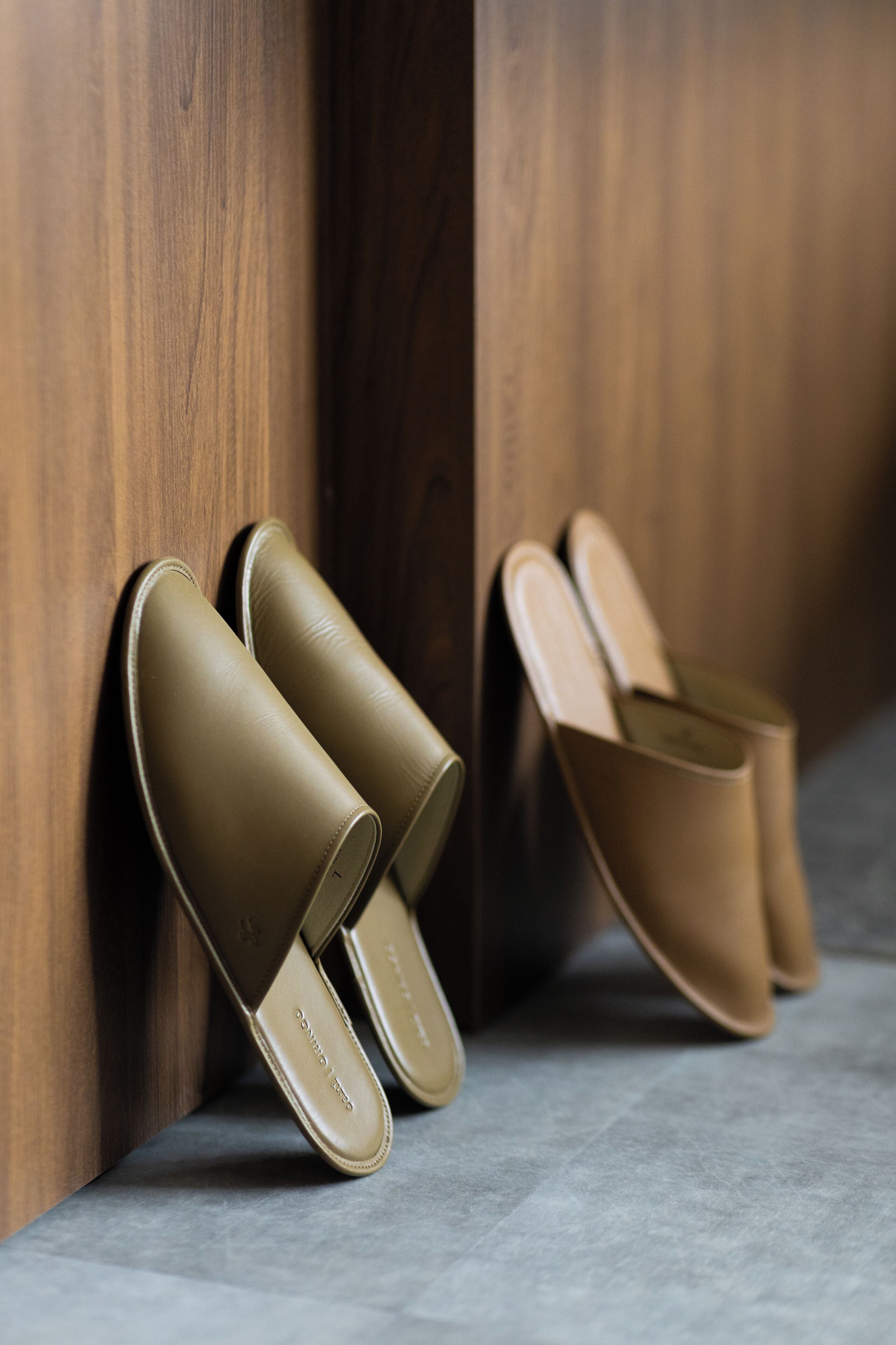Un paio di scarpe appoggiate a un muro di legno.