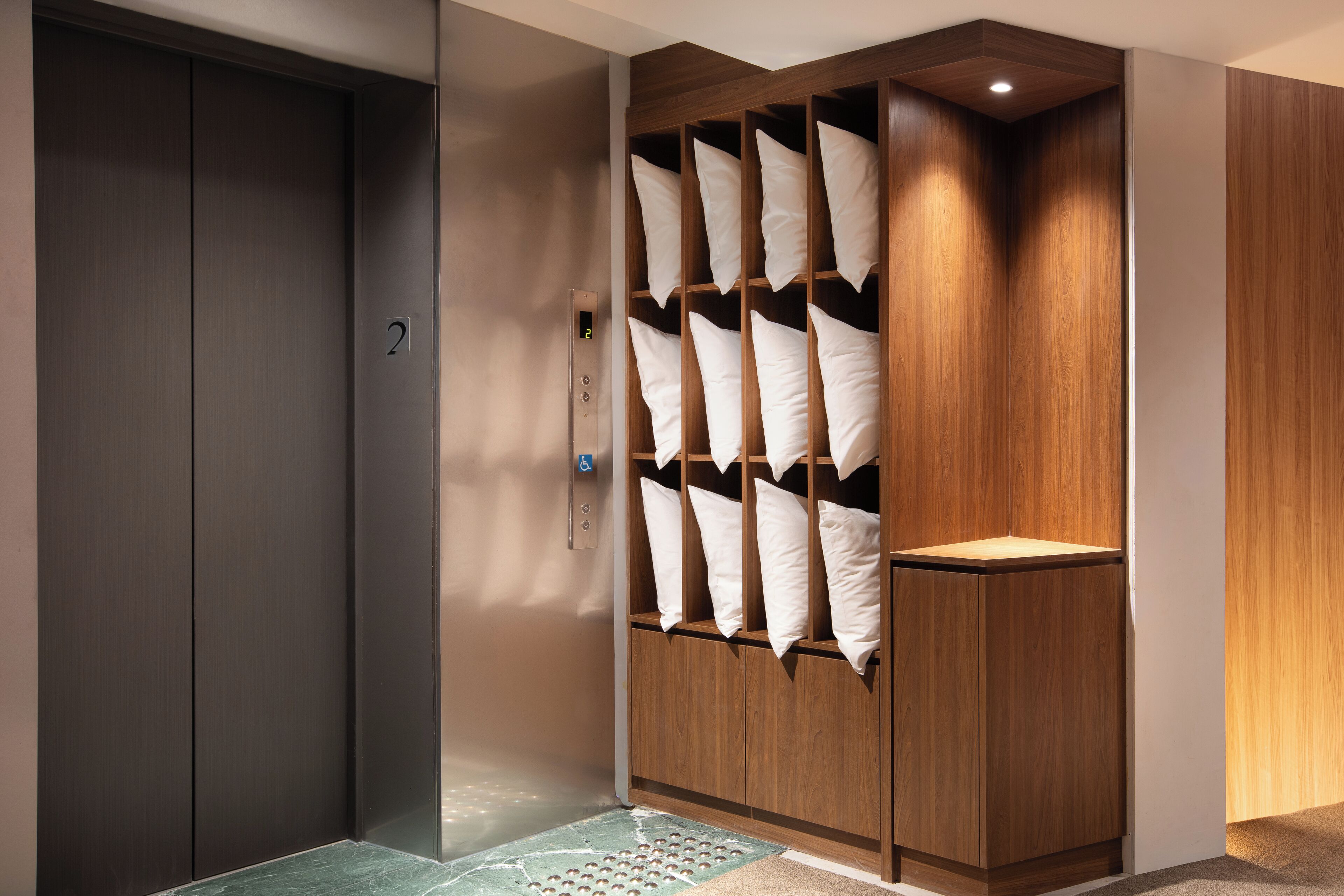 セーフティボックス (室内)、遮光カーテン、WiFi (無料)、ベッドシーツ