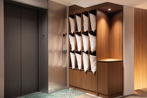 Peti besi dalam bilik, langsir/tirai gelap terus, Wi-fi percuma