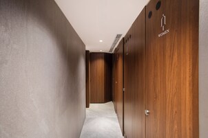 Artículos de tocador gratuitos, secador de pelo, pantuflas, toallas