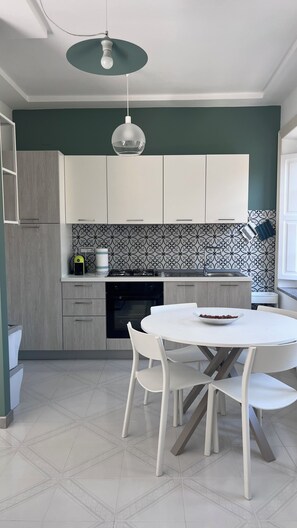 Fridge, oven, stovetop, coffee/tea maker - Downtown apartment in period building (Praia a Mare)