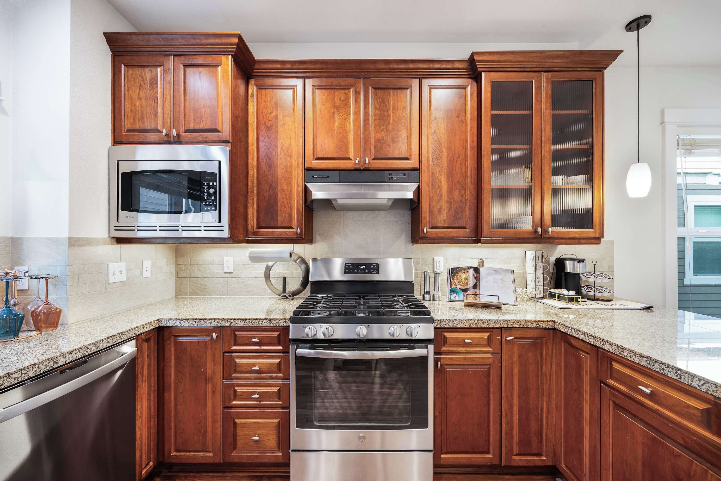 雪櫃、微波爐、焗爐、爐具