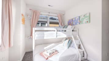 3 bedrooms, desk, iron/ironing board, WiFi