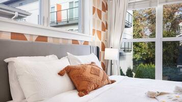 Desk, iron/ironing board, WiFi, bed sheets