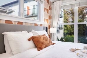 デスク、アイロン / アイロン台、WiFi、ベッドシーツ