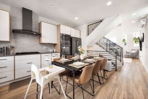 2022 Modern 3BR, Tesla Charger, City Views