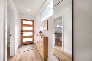 Desk, iron/ironing board, WiFi, bed sheets