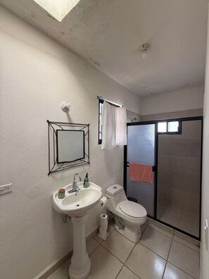 Sèche-cheveux, serviettes fournies, savon, papier toilette