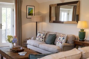 TV, books - Ruan, Tresemple - sleeps 4 , dog friendly. (Truro)