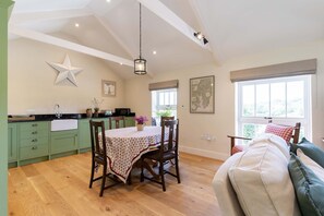 Dining - Ruan, Tresemple - sleeps 4 , dog friendly. (Truro)
