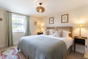 Iron/ironing board, free WiFi, bed sheets - Ruan, Tresemple - sleeps 4 , dog friendly. (Truro)