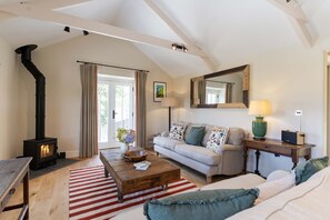 TV, books - Ruan, Tresemple - sleeps 4 , dog friendly. (Truro)