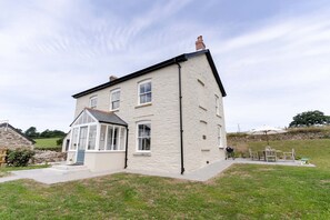 Exterior - Tresemple Farmhouse - sleeps 6 guests  in 3 bedrooms (Truro)