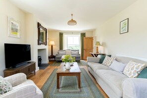 TV - Tresemple Farmhouse - sleeps 6 guests  in 3 bedrooms (Truro)