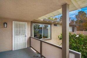 Property grounds - 2Bd/2Bth Close To South Coast Plaza | Restaurants (Santa Ana)