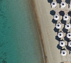 On the beach, sun loungers, beach umbrellas, beach towels - Kenshō Paros (Paros)