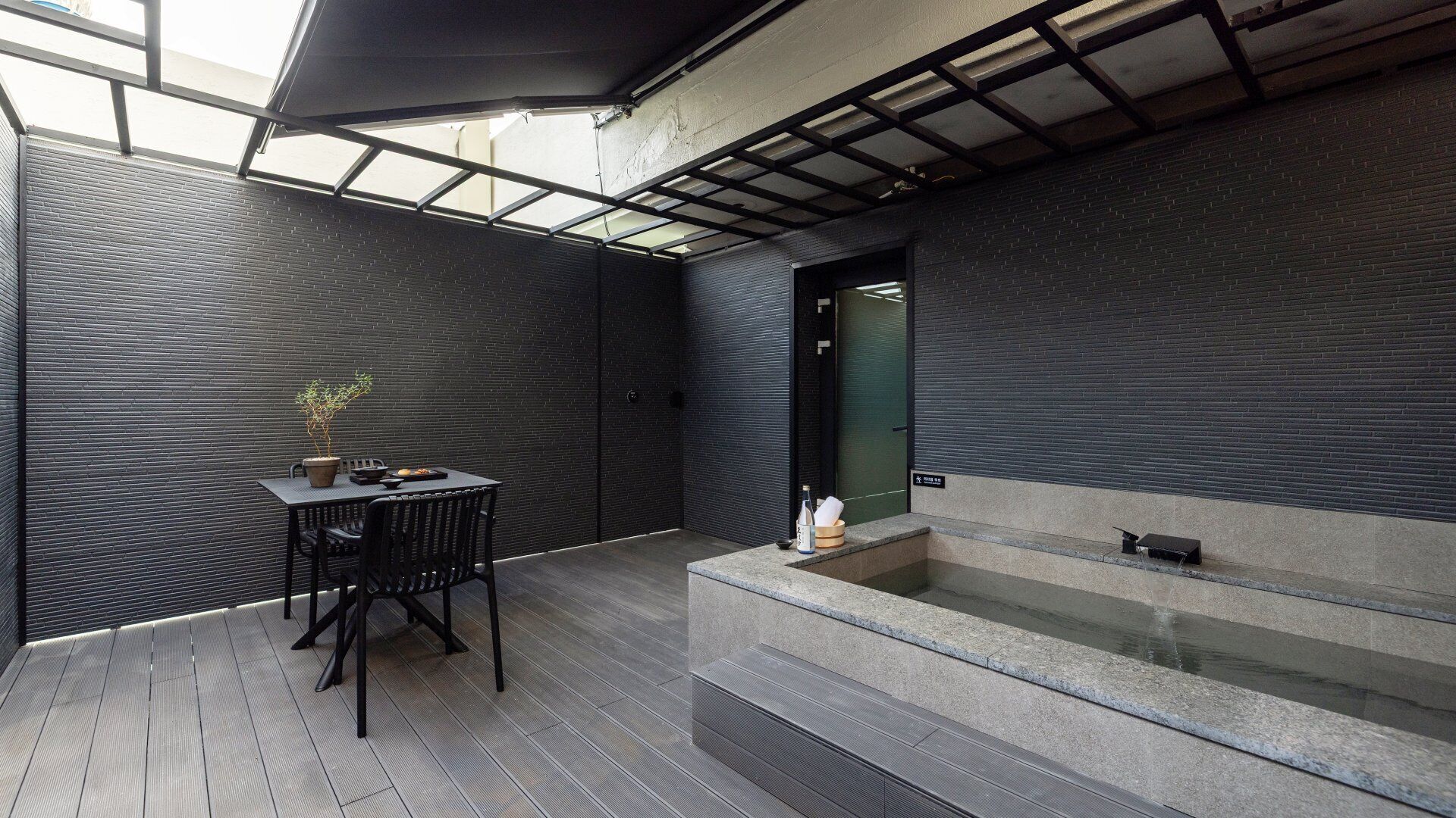 Signature2 | Premium bedding, individually decorated, free WiFi, bed sheets