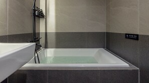 أحواض استحمام وحجيرات دش منفصلة، مجففات شعر، مناشف، صابون