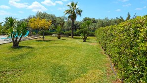 Property grounds - Spacious villa with a large veranda and pool (Solarino (SR))