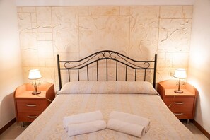4 bedrooms, free WiFi - Spacious villa with a large veranda and pool (Solarino (SR))
