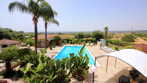 Pool - Spacious villa with a large veranda and pool (Solarino (SR))