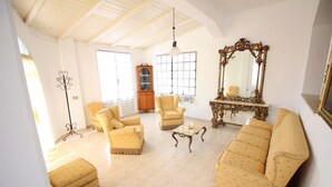 Interior - Spacious villa with a large veranda and pool (Solarino (SR))