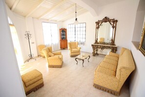 Interior - Spacious villa with a large veranda and pool (Solarino (SR))