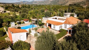 Exterior - Spacious villa with a large veranda and pool (Solarino (SR))
