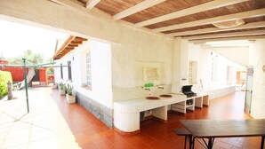 Outdoor dining - Spacious villa with a large veranda and pool (Solarino (SR))