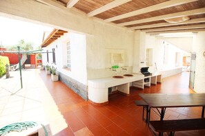 Outdoor dining - Spacious villa with a large veranda and pool (Solarino (SR))