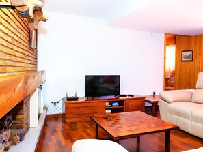 Apartment | Living room - Spacious Mountain Stay for 8 Guests (Monachil)