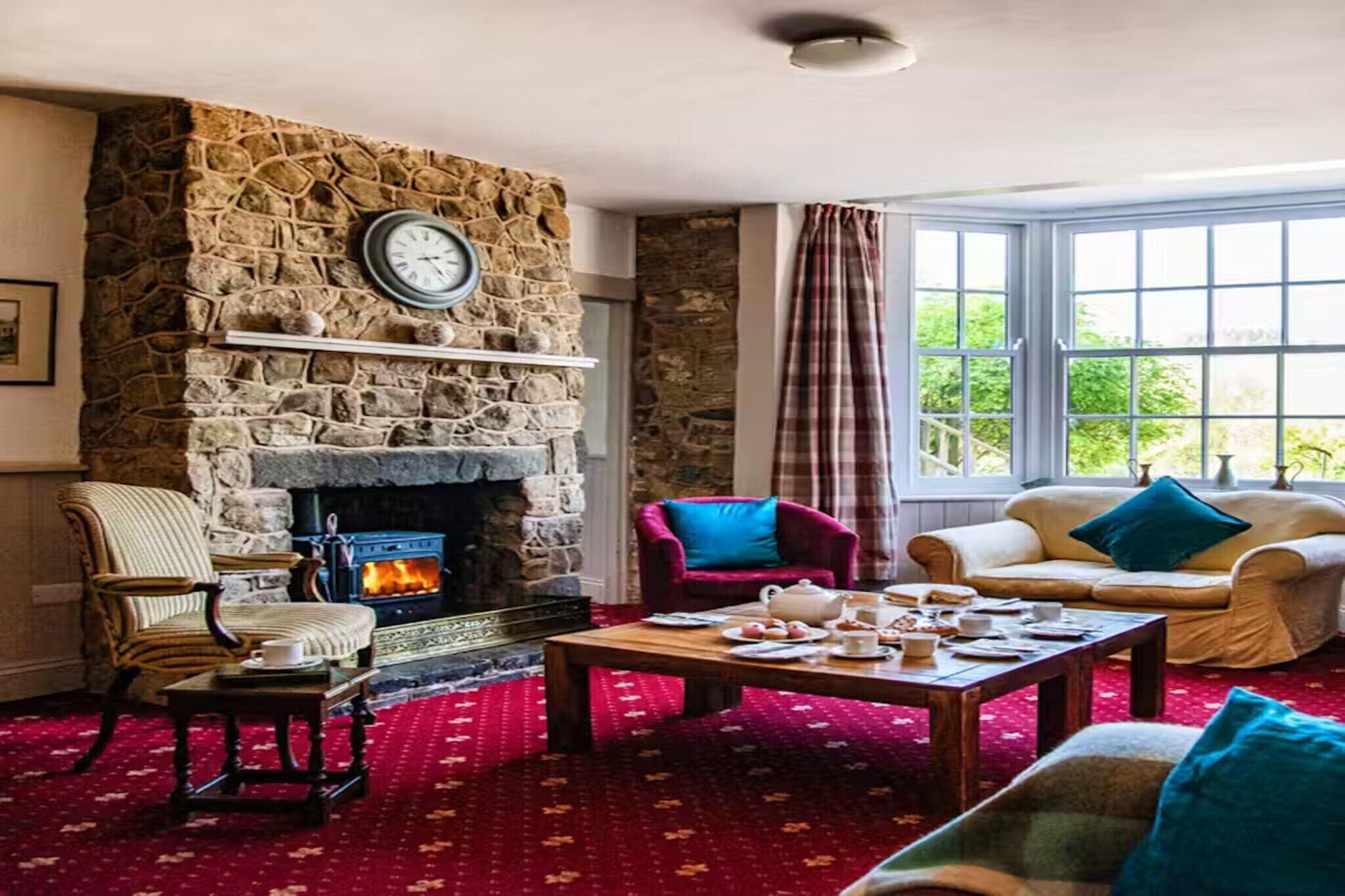 TV connectée, cheminée, lecteur de DVD, table de tennis de table