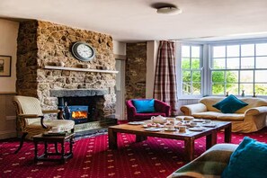 TV connectée, cheminée, lecteur de DVD, table de tennis de table