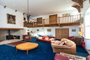 Älytelevisio, takka, DVD-soitin, pöytätennispöytä