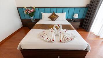 Phòng đôi Deluxe, quang cảnh thành phố | Bàn, màn/rèm cản sáng, phòng cách âm, bàn ủi/dụng cụ ủi quần áo