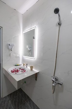 Camera familiare, vista città | Bagno | Asciugacapelli, pantofole, bidet, asciugamani