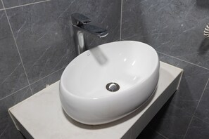 Máy sấy tóc, dép đi trong nhà, khăn tắm, xà phòng 