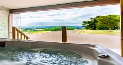 Hilltop Hideaway for All Ages in Monmouth