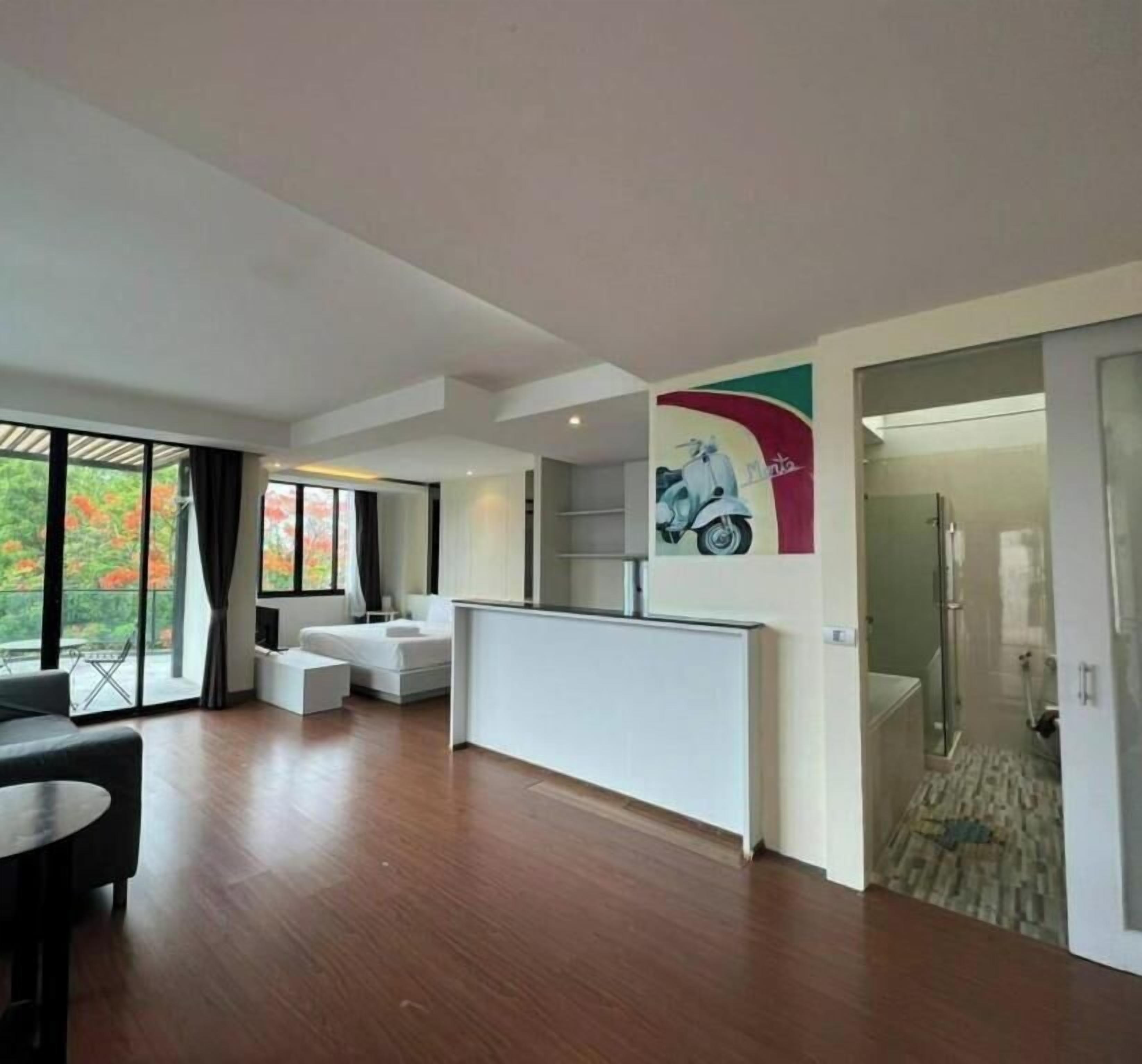 Suite with Balcony | Free WiFi