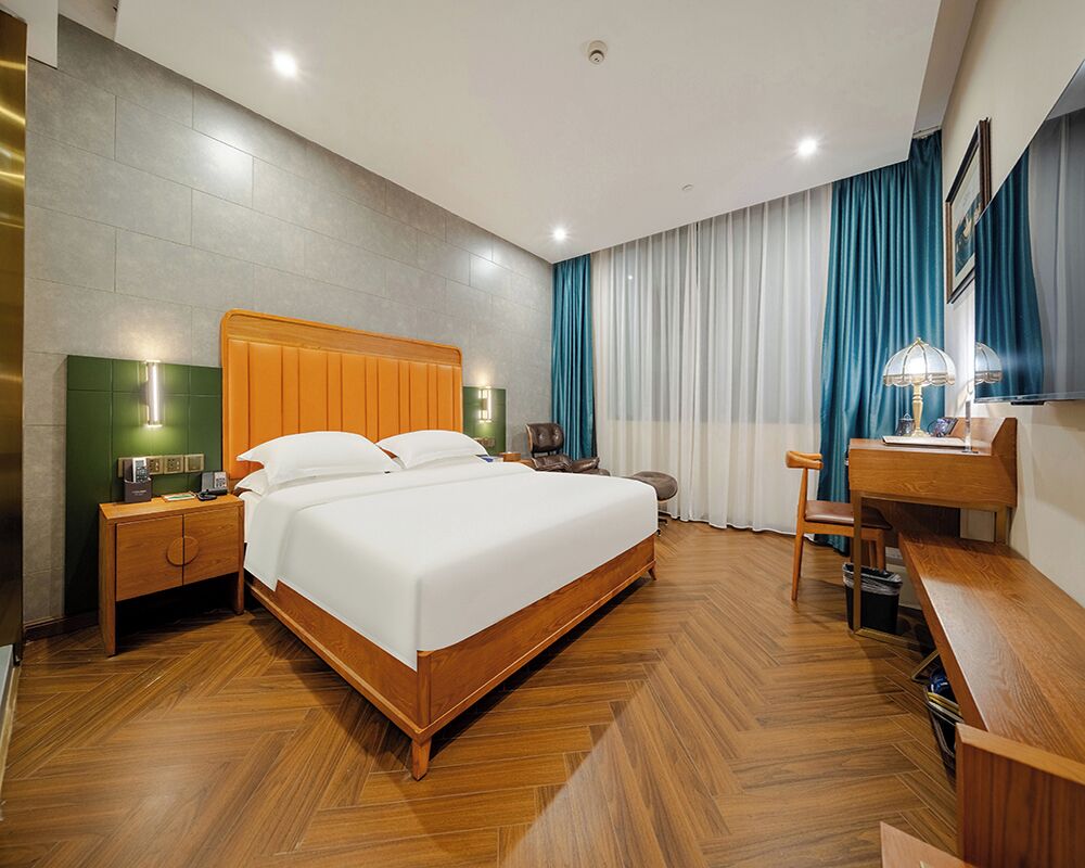 Schreibtisch, laptopgeeigneter Arbeitsplatz, Verdunkelungsvorhänge