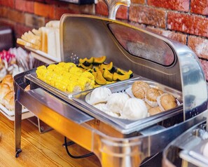 รวมอาหารเช้าแบบบริการตนเอง ทุกวัน