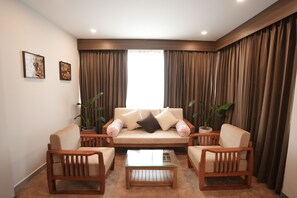 مكتب ومساحة عمل للكمبيوتر المحمول ومكواة/لوح كي وواي فاي مجانًا