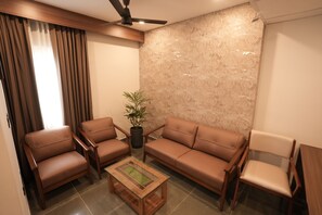 مكتب ومساحة عمل للكمبيوتر المحمول ومكواة/لوح كي وواي فاي مجانًا