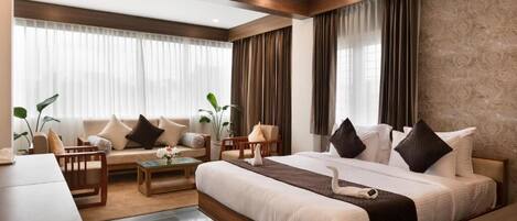 Een bureau, een laptopwerkplek, een strijkplank/strijkijzer, gratis wifi