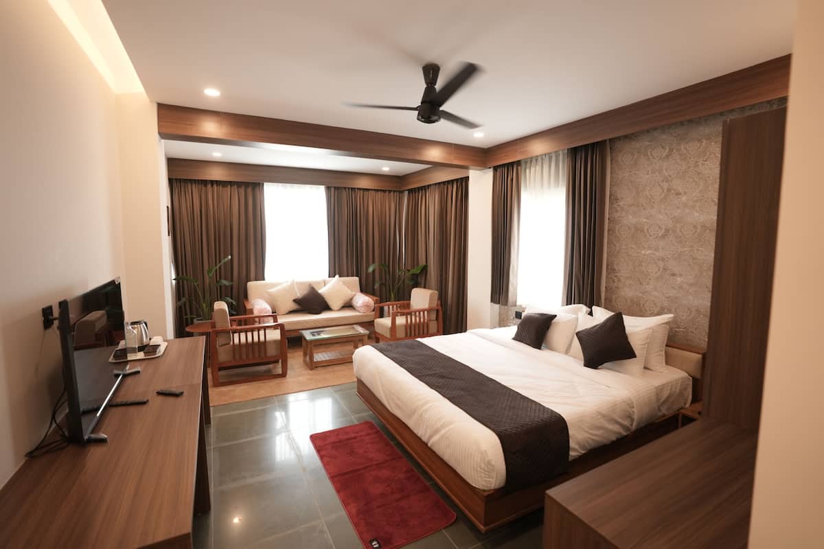 Executive Suite, City View | Desk, laptop workspace, iron/ironing board, free WiFi