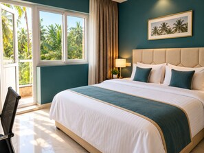Una habitación de hotel con una cama, una ventana con vista a palmeras, una silla y una mesita de noche con una lámpara.