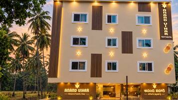 Un hotel con diverse finestre e un cartello che indica che è un albergo e offre alloggio per famiglie.