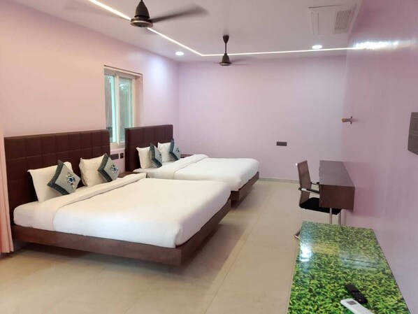 Habitación familiar con 1 cama matrimonial o 2 individuales, 2 camas matrimoniales, balcón | Wifi gratis 